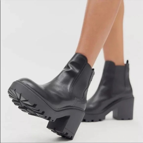 Urban Outfitters UO Chloe Chelsea Timeless Boot Black Heeled Chunky 90s Y2K New - Picture 2 of 16
